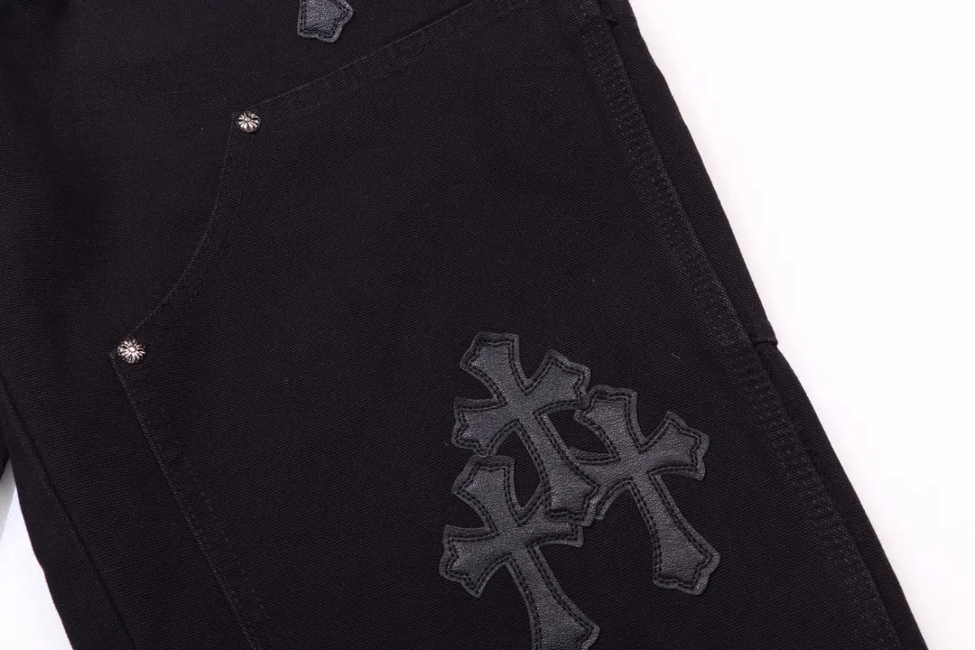 P260 Style number: H356 Chrome hearts Cross patch leather jeans workwear logging pants Chrome hearts logging pants are here! ! ! CH Croix Heart Double Knee Cross Patch Leather Bo1 Style Logging Pants Straight-leg Work Pants B136 Croix Heart Cross Sanskrit Overalls Price 4W Level, Patched Cross Pattern Decoration, High Waist Washed Jeans! ! Absolutely high-end luxury products, 1.9W level god-level single products, super popular products, made by top heavy industry, not to be missed. About Zangyin, this is an extremely luxurious fashion brand, which can also be called the nobles of the high street. It has always been an exclusive brand of some hipsters or rich second generation. Compared with ordinary high streets, it is more luxurious and noble. Compared with luxury brands, it has a more fashionable personality and has always been a brand that I have a special liking for. Imported yarn is custom-woven into a high-density twill canvas, which ensures a crisp silhouette while also making the fabric feel very delicate. It follows the B01 classic silhouette, with a crisp and stylish upper body. The ready-made garments are stone-ground and fermented, so they can be matched with any style. Buttons and brushed zinc are washed with genuine YKK retro metal products. Double-layered canvas on the front. Perfect details. All hardware is perfect. Size: s-XXL Color: Black